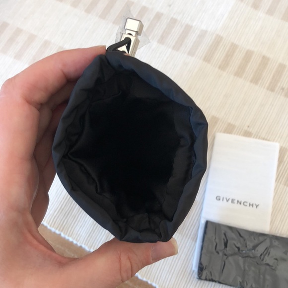 Givenchy puffer sunglass case - Picture 5 of 5